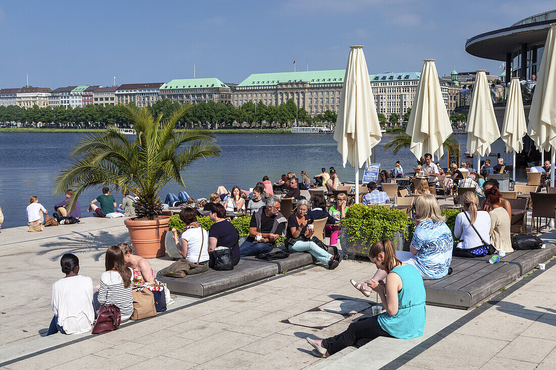 Menschen am Ufer der Binnenalster, Altstadt, Hansestadt Hamburg, Norddeutschland, Deutschland, Europa