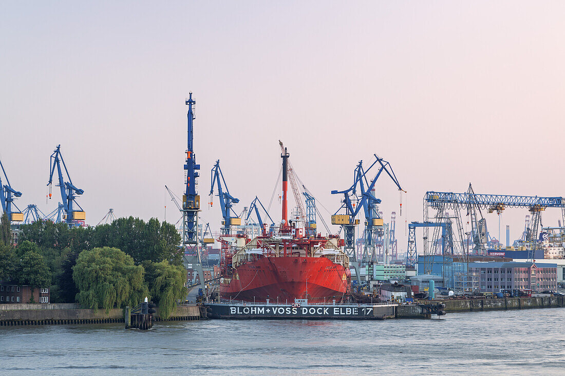 Dock Blohm + Voss Elbe 17 im Hamburger Hafen, Hansestadt Hamburg, Norddeutschland, Deutschland, Europa
