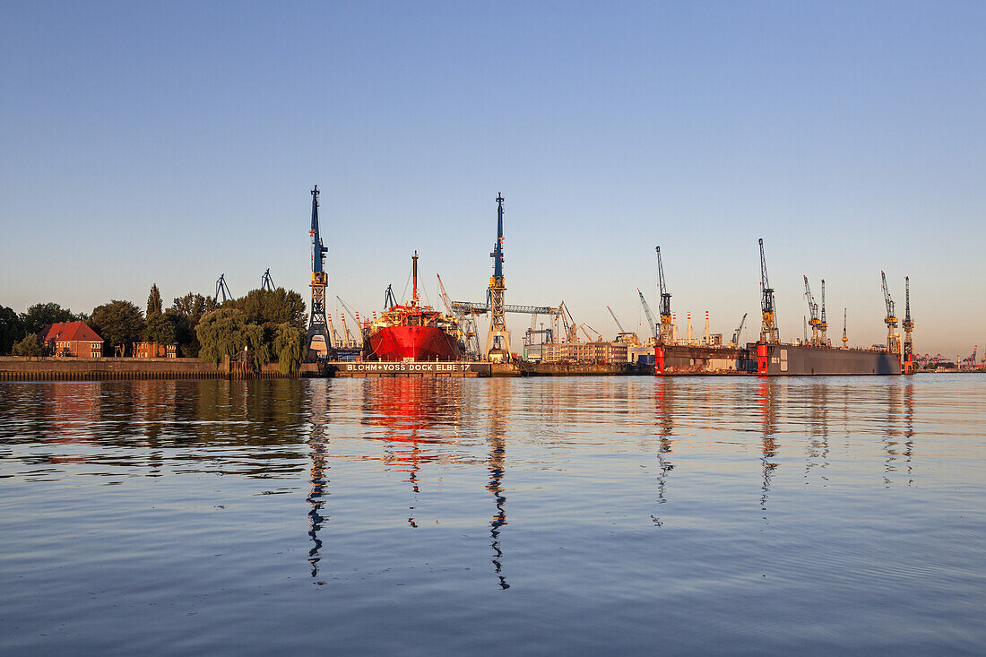 Blick von St.-Pauli-Landungsbrücken auf Hamburger Hafen mit Dock Blohm + Voss Elbe 17, Hansestadt Hamburg, Norddeutschland, Deutschland, Europa