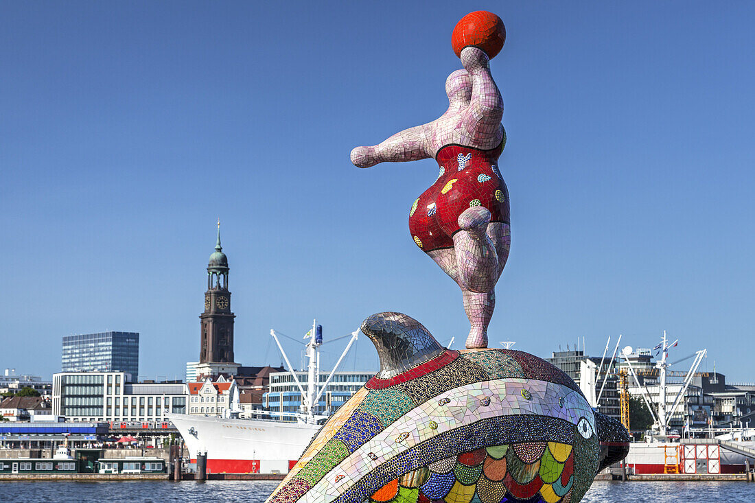 Figur vor Musicaltheater im Hamburger Hafen mit Blick zur Altstadt, Hansestadt Hamburg, Norddeutschland, Deutschland, Europa