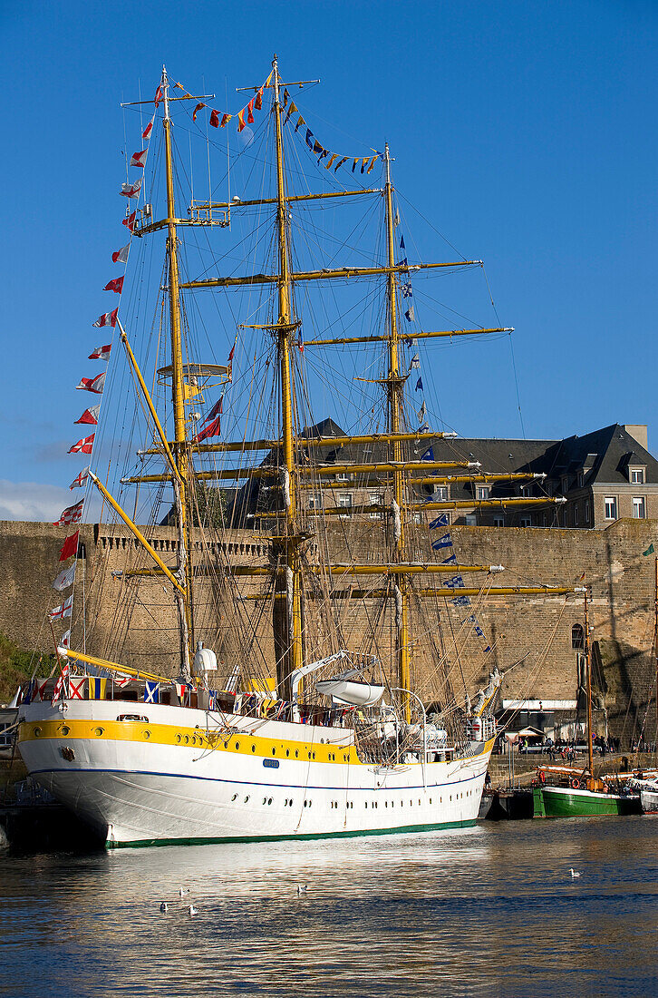 France, Finistere, Brest, International Festival of the Sea, Brest 2008, the Chateau and the Romanian three-master Mircea