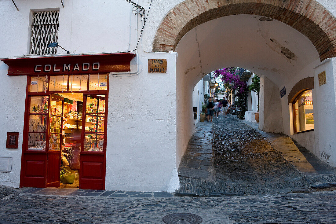 Spanien, Katalonien, Costa Brava, Cadaques, Carrer del Dr Callis, Fußgängerweg