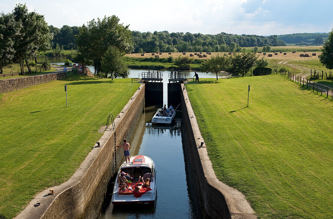 France, Saone et Loire, La Truchère, lock on the Seille