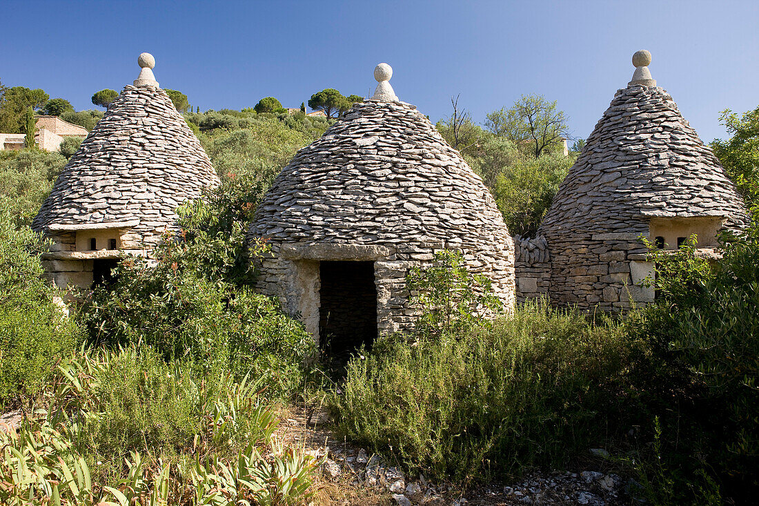 France, Vaucluse, near Gordes, Soldats hamlet, bories (typical dry stone shed)