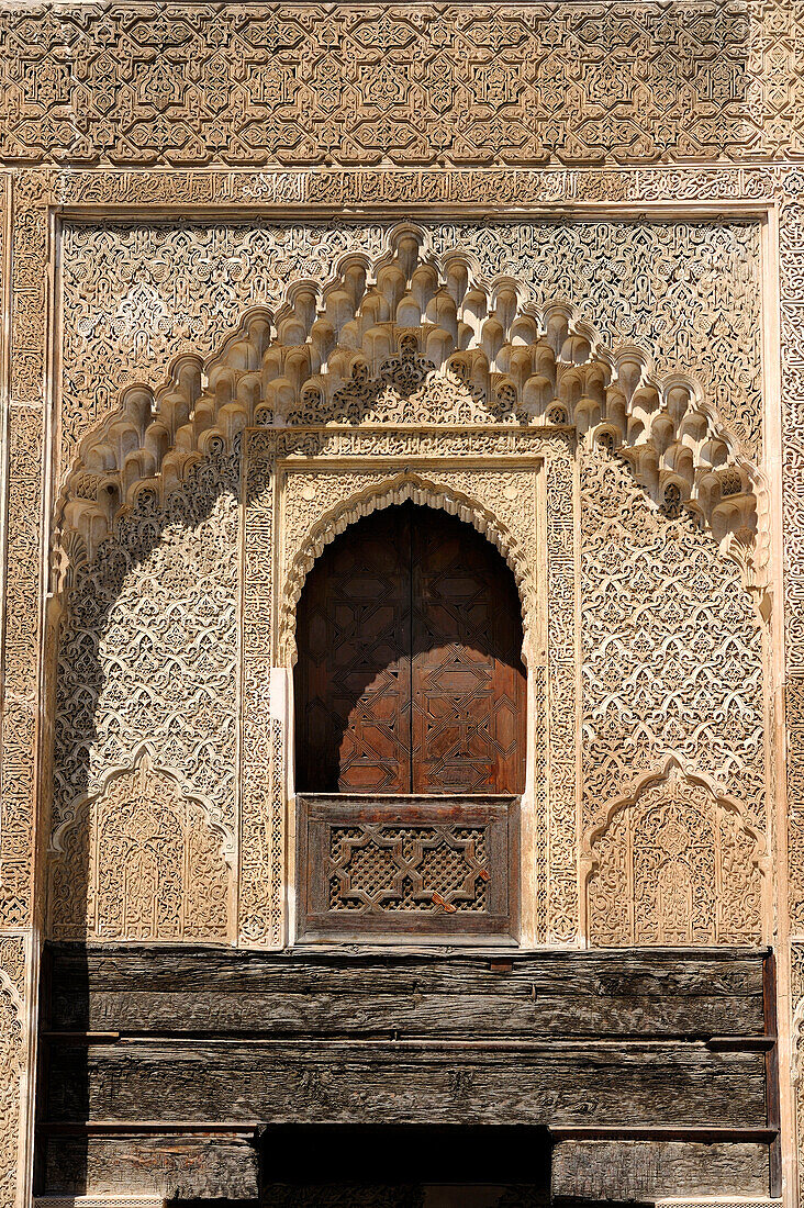 Marokko, dem Mittleren Atlas, Fez, Imperial City Fes El Bali, Medina als Weltkulturerbe der UNESCO, Bouananiya (oder Bou Inania) Merdersa, Feinschnitt Fassade