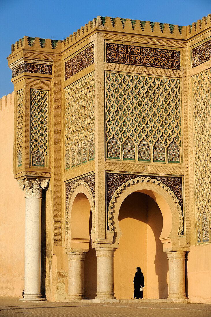 Marokko, Meknes Tafilalet Region, Meknes, Imperial City Medina als Weltkulturerbe der UNESCO, einem der Türme von Bab El Mansour Tor zwischen der Kaiserstadt und der Medina auf dem Platz El Hedime (oder Lahdim)