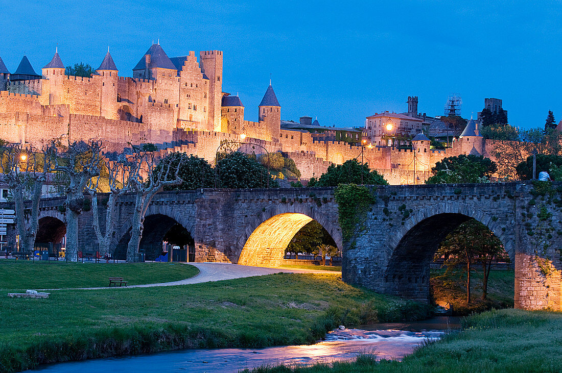 Frankreich, Aude, Carcassonne, mittelalterliche Stadt als Weltkulturerbe der UNESCO, Pont Vieux (alte Brücke) geht über den Fluss Aude