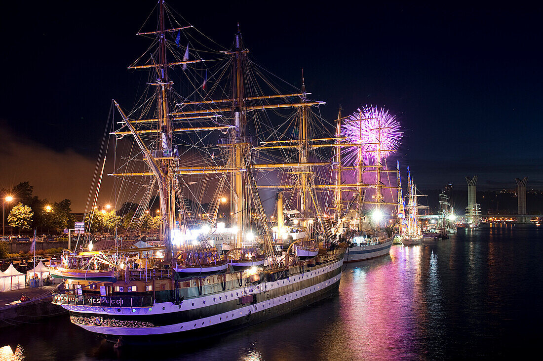 Frankreich, Seine Maritime, Rouen, die Armada (Konzentration der Segelboote) 2008 mit dem Amerigo Vespucci Schiff vor und Feuerwerk