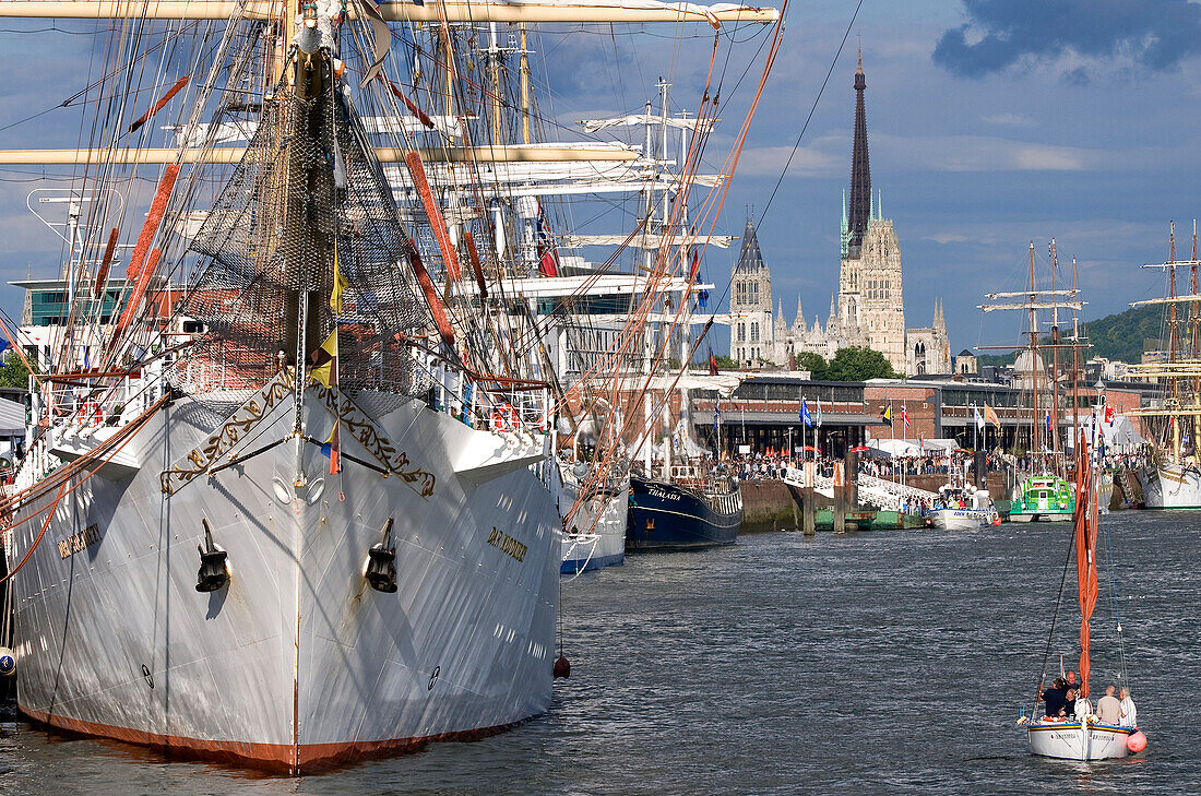 Frankreich, Seine Maritime, Rouen, die Armada (Konzentration der Segelboote) 2008 und die Kathedrale