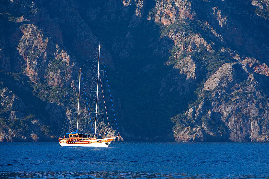 France, Corse du Sud, Golfe de Girolata, sailing boat