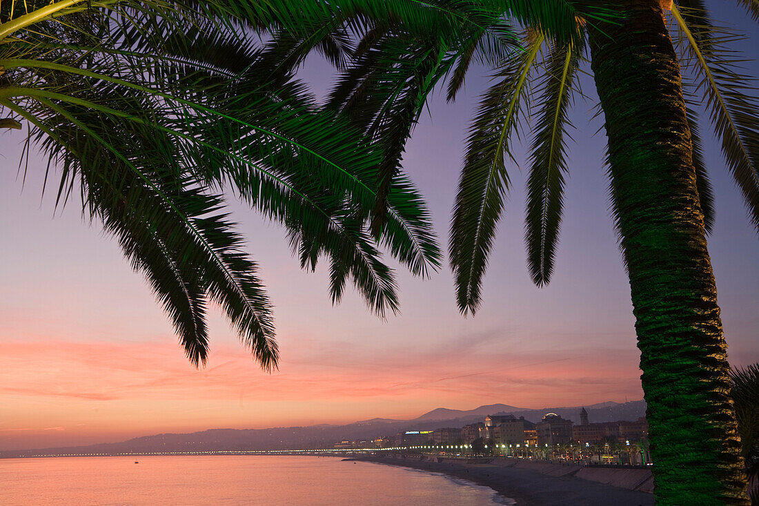 Frankreich, Alpes Maritimes, Nizza, Promenade des Anglais in der Dämmerung