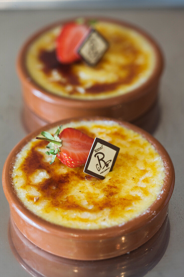 France, Vaucluse, Velleron, creme brulee (rich custard topped with caramelized sugar) with strawberries by Guillaume Rouget Pastry Chef