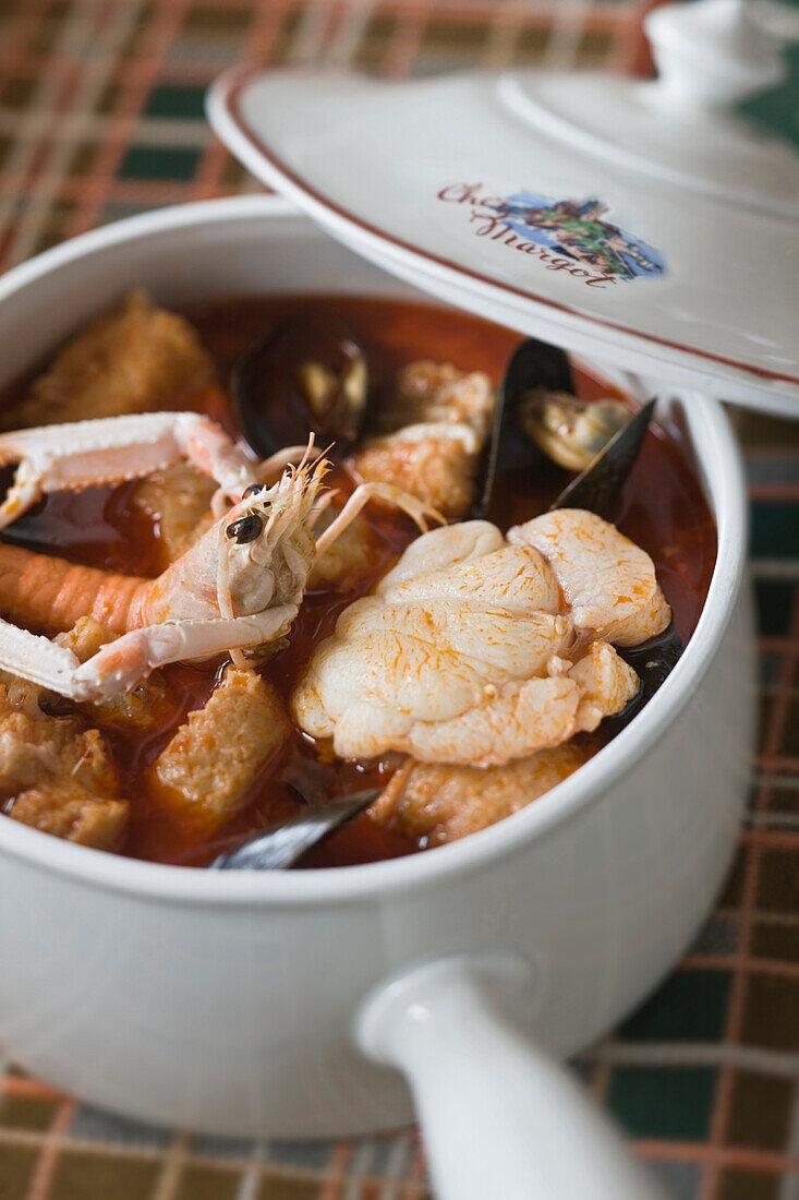 Frankreich, Pyrénées Atlantiques, Ciboure, Socoa District, die Ttoro von Chez Margot Restaurant, typisch baskische Gericht, Fischsuppe mit Scampi und Muscheln