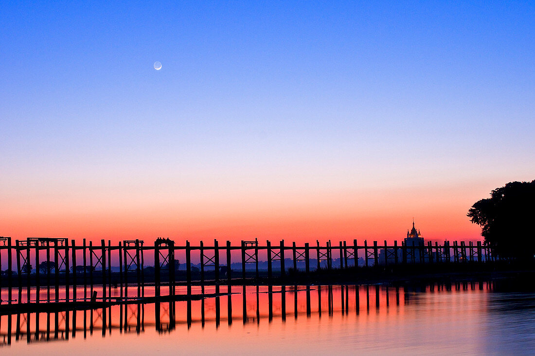 Myanmar (Burma), Mandalay Division, city of Amarapura, Taungthaman lake, U Pein bridge built in teak 200 years ago and considered to be the longest in the world (1200 metres)