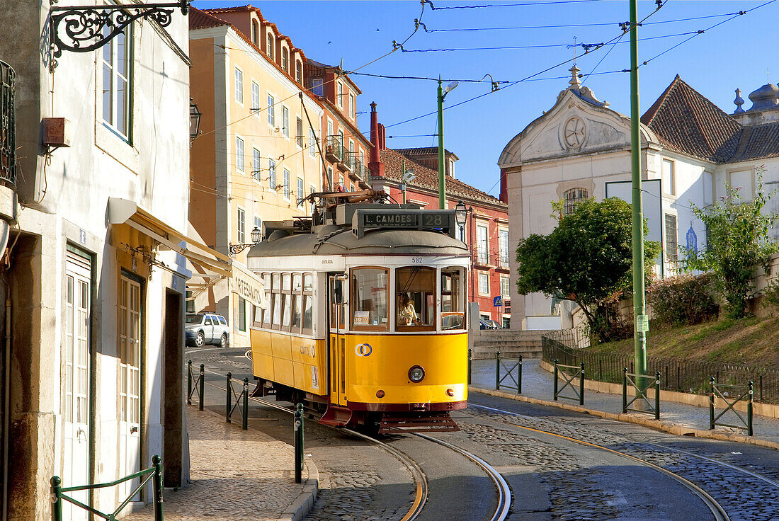 Portugal, Lissabon, Alfama District, Straßenbahn entlang der Largo da Limoeiro
