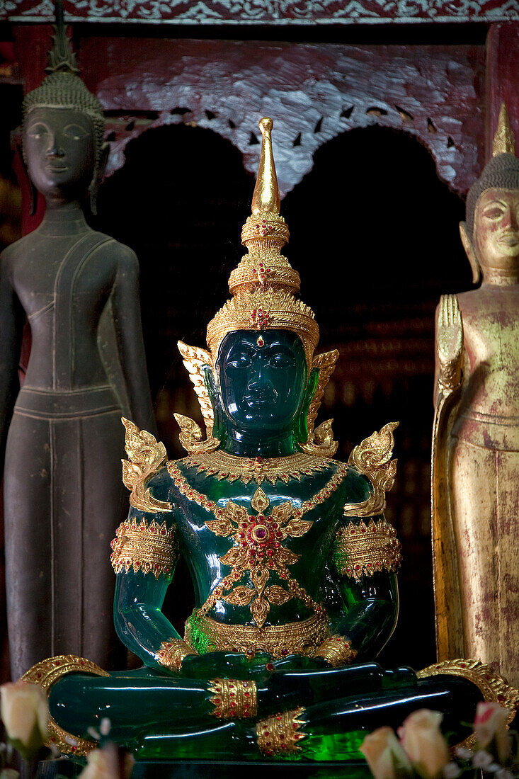 Laos, aufgeführt Luang Prabang zum Weltkulturerbe der UNESCO, sind zahlreiche Statuen von Buddha in den heiligen Stätten der Tempel untergebracht
