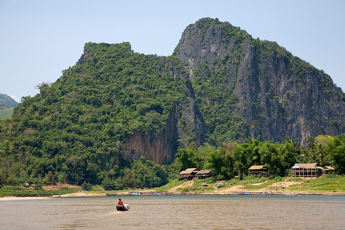 Laos, Luang Prabang Province, mit Blick auf Pak Ou Höhlen 25 km entfernt von der Stadt Luang Prabang, Mündung des Nam Ou Fluss, das kleine Fischerdorf begrüßt die Pilger am unteren Rand des Pha Hen Cliffs