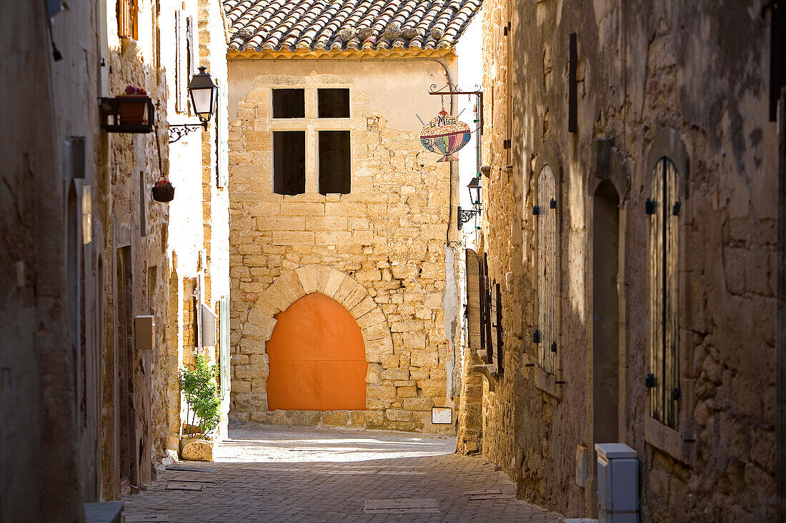 Frankreich, Bouches du Rhone, Miramas Le Vieux, Rue Frederic Mistral