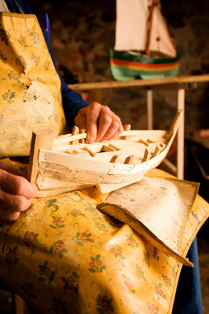 France, Pyrennees Orientales, Collioure, fabrication of Catalan small boat model, Louis Baloffi