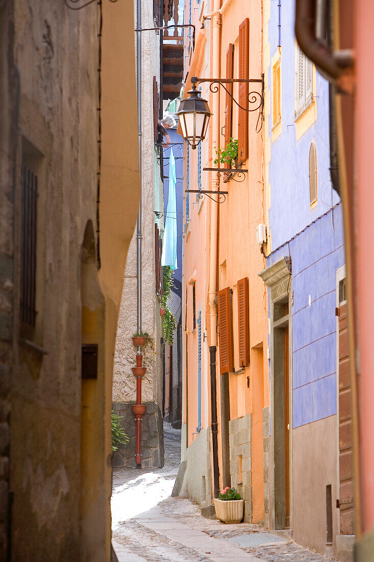 Frankreich, Alpes Maritimes, Roya-Tal, La Brigue, schmale Straße