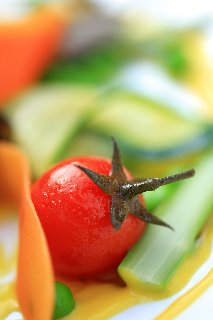 Frankreich, Vaucluse, Isle sur la Sorgue, Salade de la petite Isle (Gericht mit Gemüse der Saison, gedünstet Tomaten, grünem Spargel, Erbsen, Bohnen, Artischocken, ...) und seine Mango-Vinaigrette, Delphine Jullien, Chefkoch, Domaine de la Petite Isle, Ho