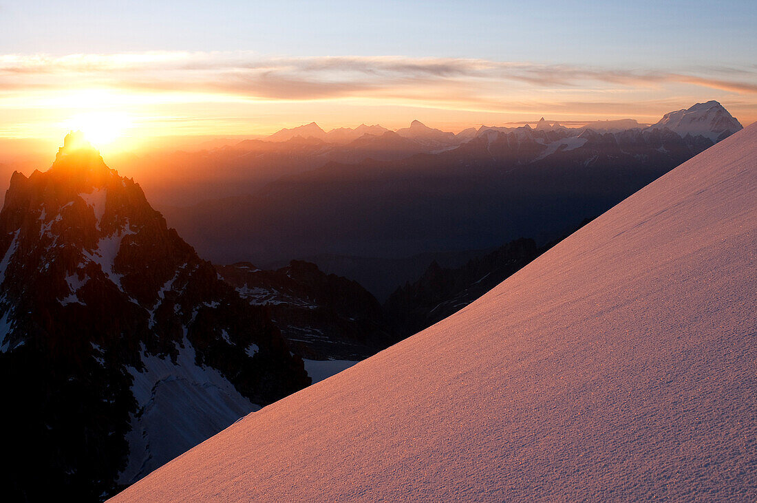 Frankreich, Haute Savoie, Mont-Blanc-Massiv, Aiguille du Chardonnet, Sonnenaufgang über dem Wallis in der Schweizer Seite, Grand Combin Berg (4314m) auf der rechten Seite im Hintergrund