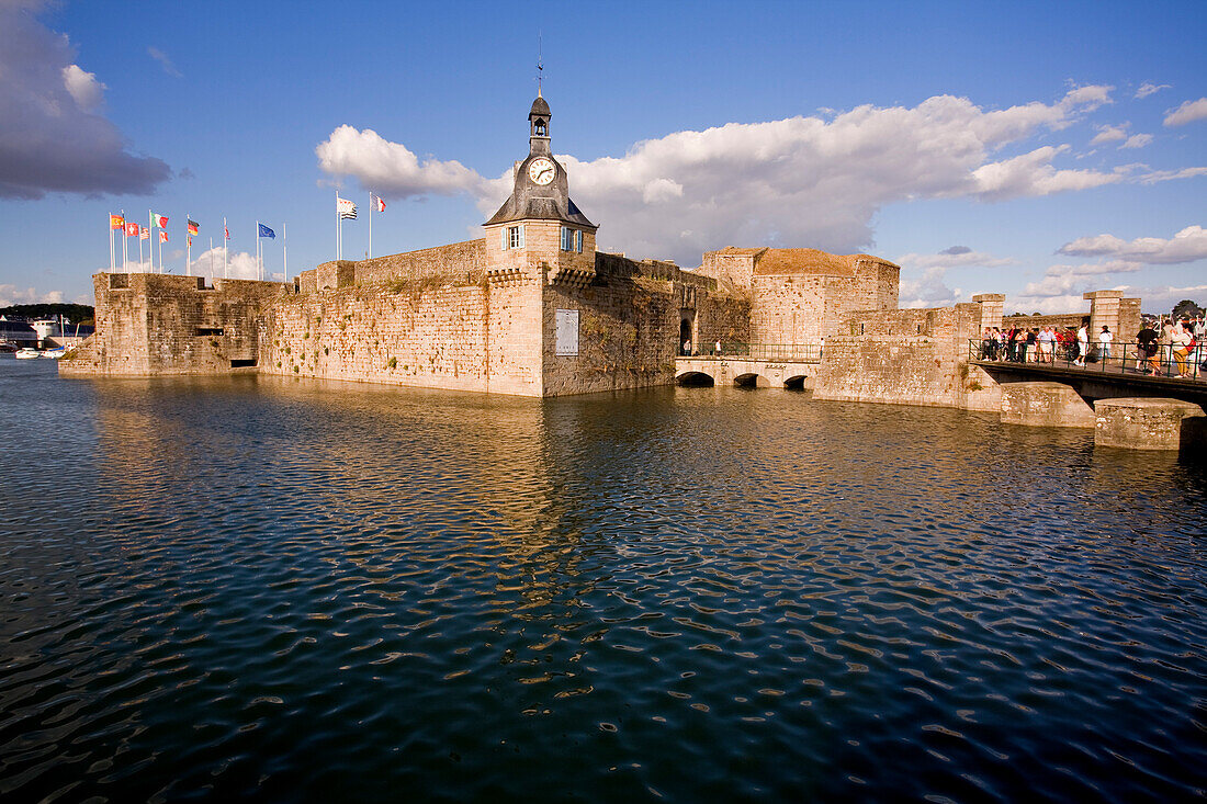 Frankreich, Finistère, Concarneau mit der Ville close (Closed-Stadt) im Hintergrund