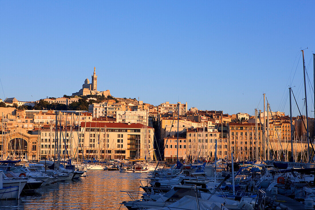 Frankreich, Bouches du Rhone, Marseille, Vieux Port und Notre Dame de la Garde-Kathedrale an der Spitze