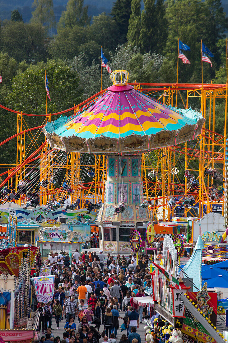 Menschenmenge und Kettenkarussell beim Aschaffenburger Volksfest, Aschaffenburg, Spessart-Mainland, Bayern, Deutschland