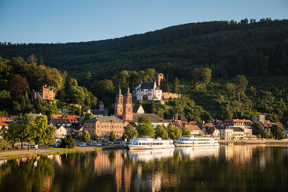 Blick von Mainbrücke auf Stadt und Ausflugsboote auf Fluss Main mit Spiegelung, Miltenberg, Spessart-Mainland, Bayern, Deutschland