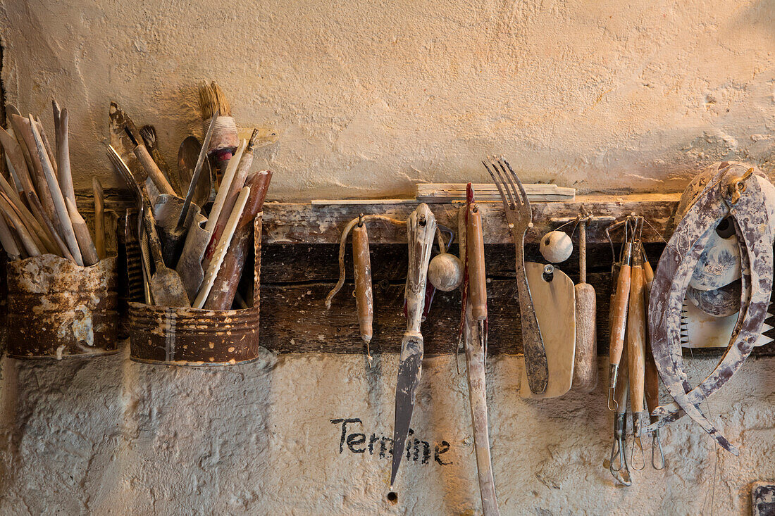 Werkzeug von Töpfer hängt an Wand von Töpferei, Steinau an der Straße, Spessart-Mainland, Hessen, Deutschland