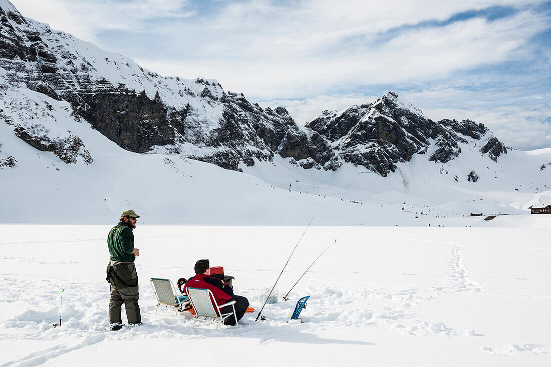 Eisangler und verschneite Winterlandschaft, Melchsee-Frutt, Kanton Obwalden, Schweiz