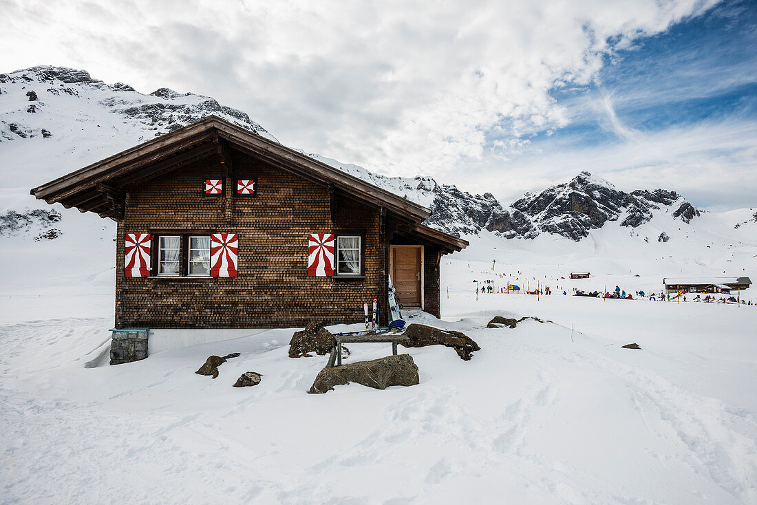 Traditionelles Holz-Chalet und verschneite Winterlandschaft, Melchsee-Frutt, Kanton Obwalden, Schweiz