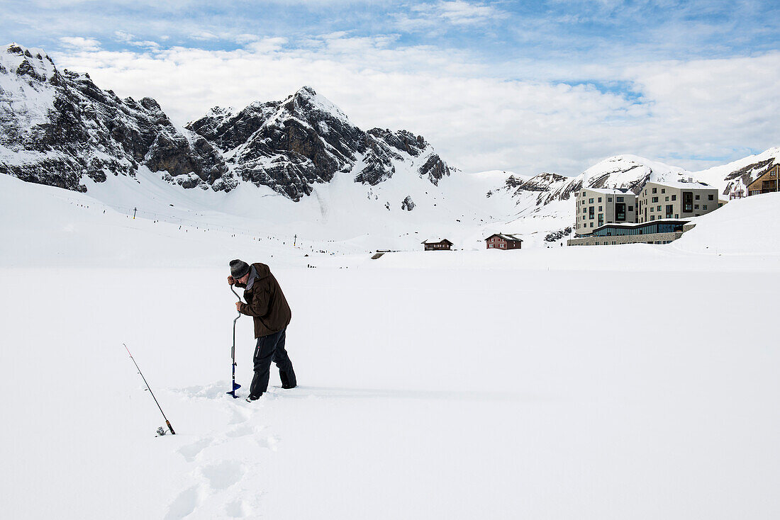Eisangler und verschneite Winterlandschaft, Melchsee-Frutt, Kanton Obwalden, Schweiz