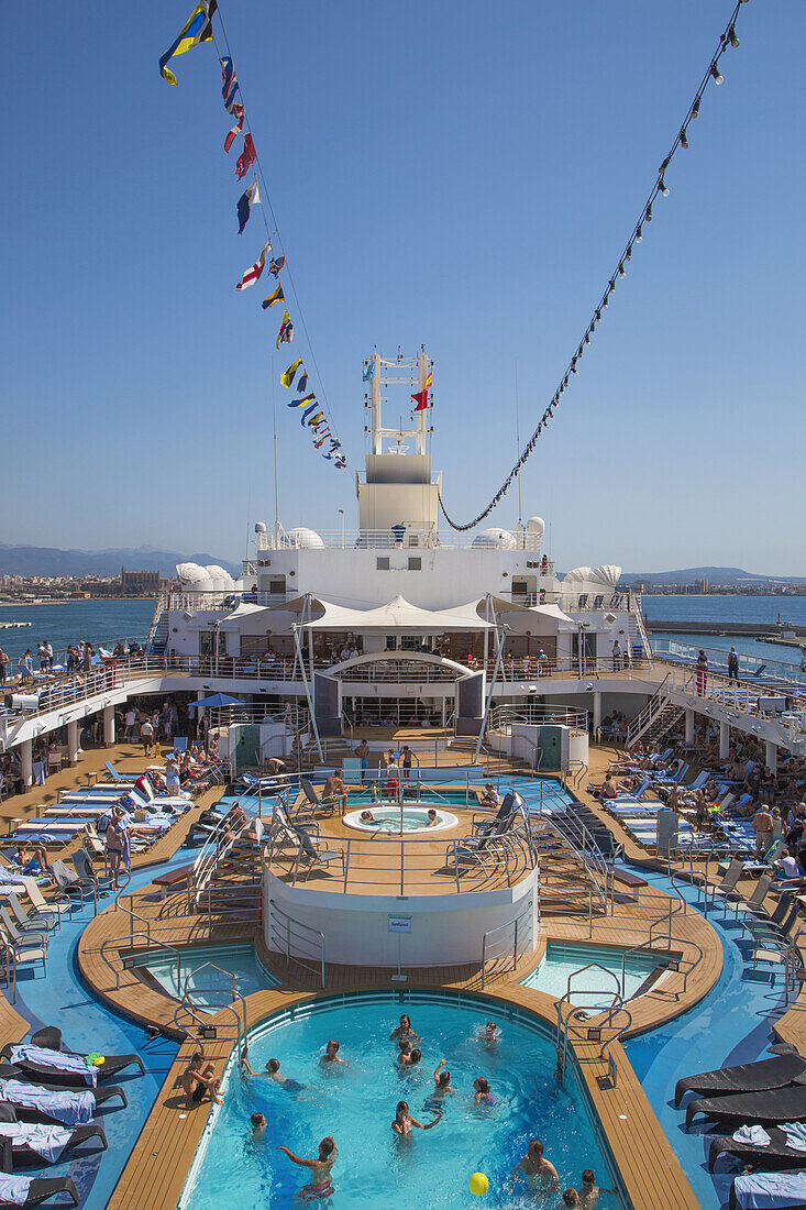 Passagiere in Schwimmbad und an Deck von Kreuzfahrtschiff Mein Schiff 2 (TUI Cruises), Palma, Mallorca, Balearen, Spanien