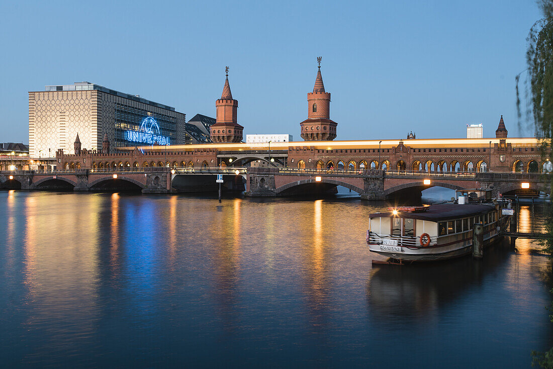 Oberbaum Bridge, River Spree, Friedrichshain, Berlin