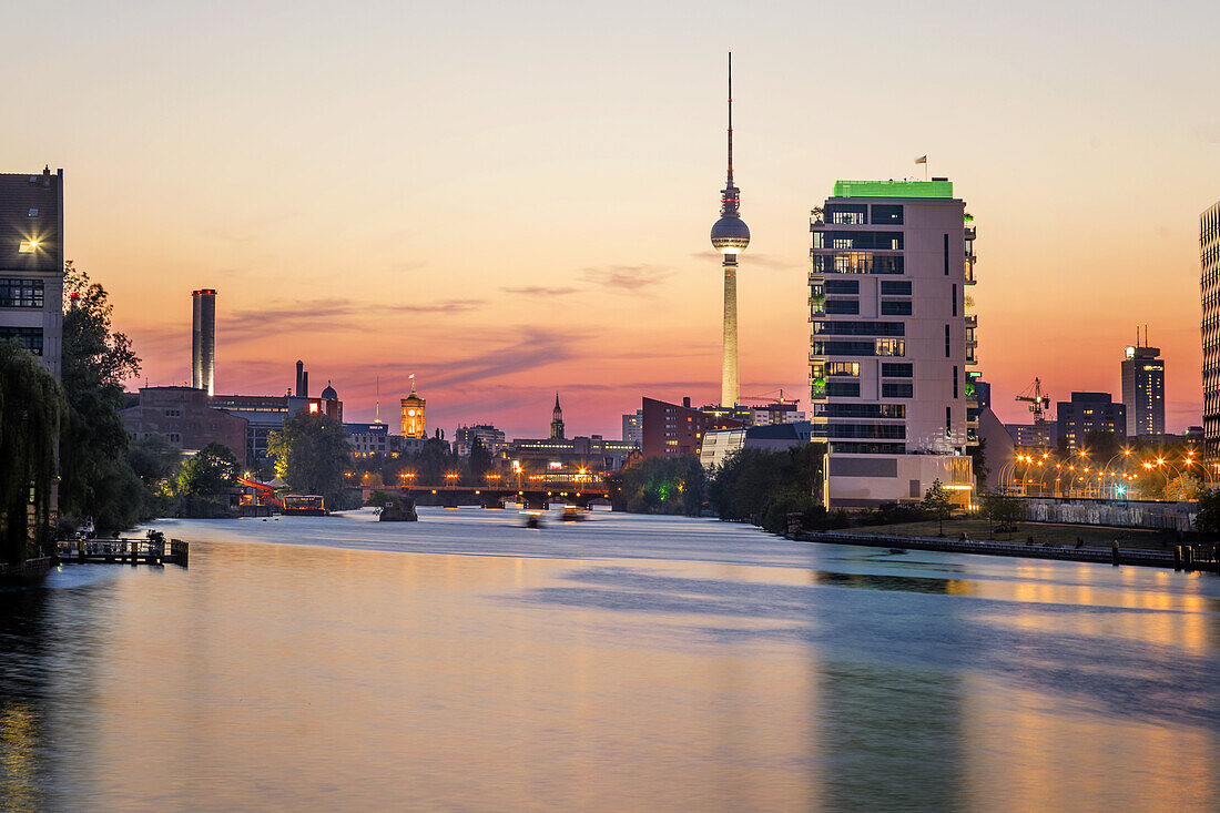 Skyline Berlin, Blick von Oberbaumbruecke auf Media Spree, Living Levels, Mercedes