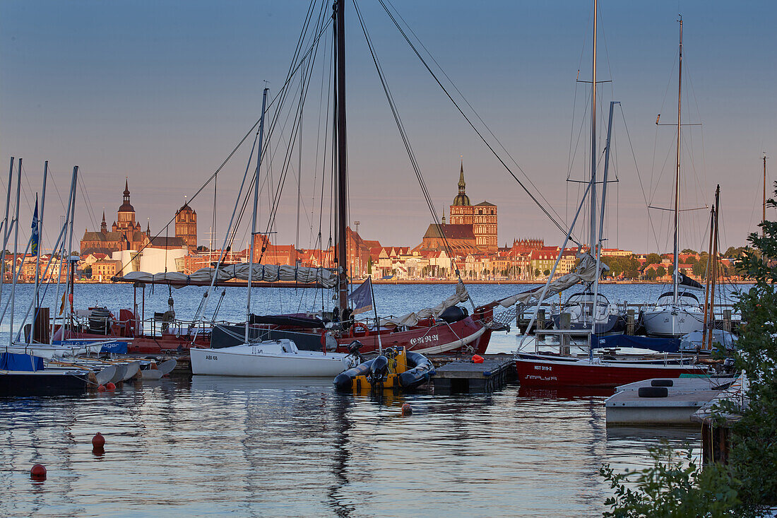 Blick vom Hafen in Altefähr auf Stralsund, Insel Rügen, Mecklenburg Vorpommern, Deutschland