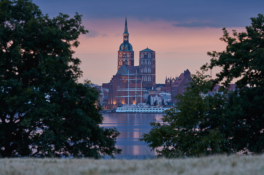 Blick von Altefähr (Insel Rügen) auf Stralsund mit Nikolaikirche, Mecklenburg Vorpommern, Deutschland