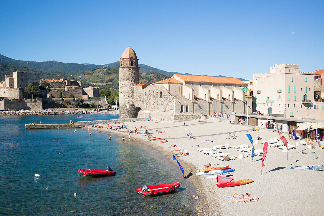 Bucht von Collioure, Wehrkirche, Côte Vermeille, Mittelmeer, Pyrénées Orientales, Occitanie, Languedoc-Roussillon, Frankreich