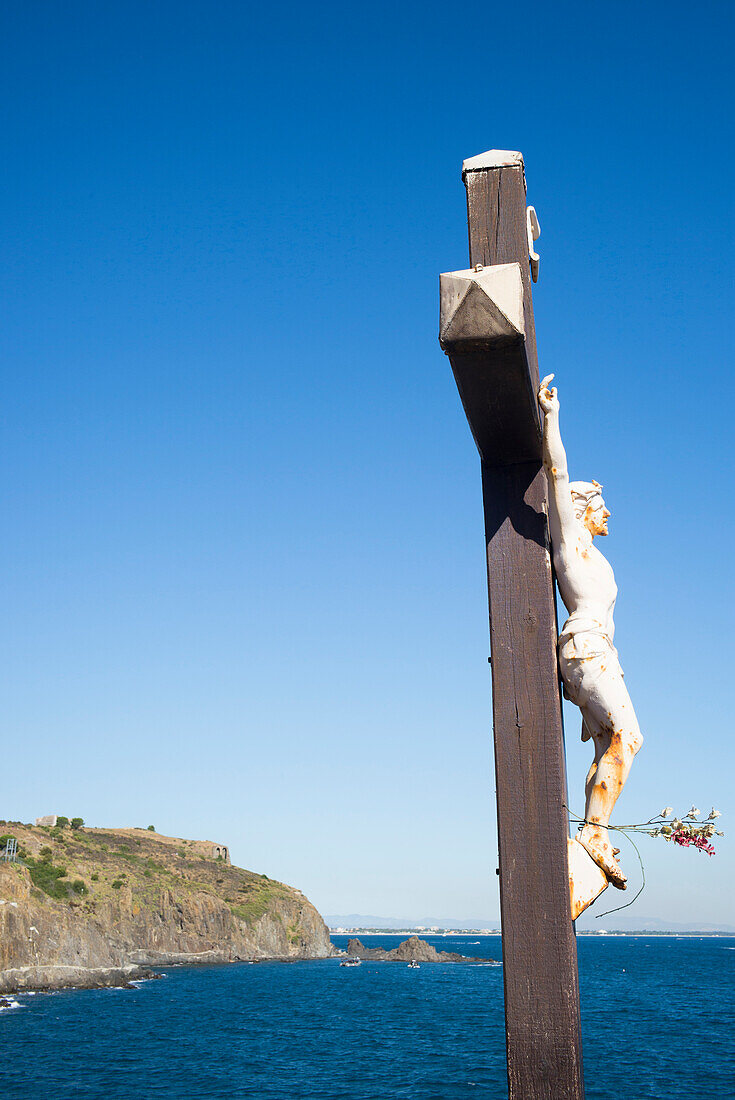 Kreuz an der Küste vor Collioure, Côte Vermeille, Mittelmeer, Pyrénées Orientales, Occitanie, Languedoc-Roussillon, Frankreich