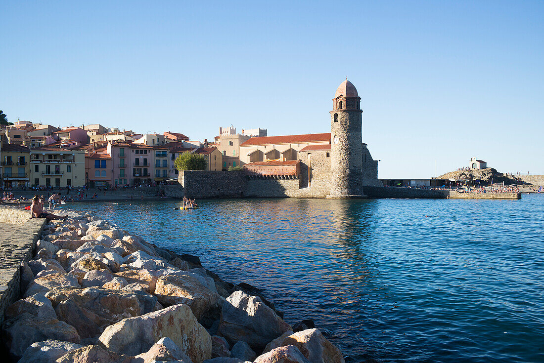 Abenddämmerung am Hafen von Collioure, Côte Vermeille, Pyrénées Orientales, Occitanie, Frankreich