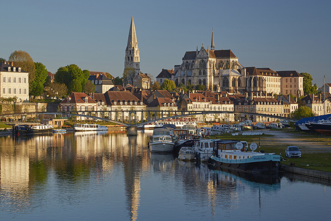 Blick über die Yonne auf die Abtei Saint-Germain in Auxerre , Dept. Yonne , Region Burgund , Frankreich , Europa