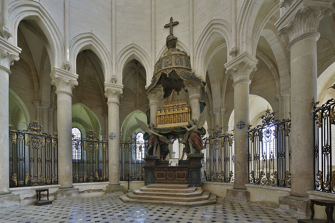 Innenraum der ehemaligen Klosterkirche der Zisterzienserabtei Pontigny , Pontigny , Dept. Yonne , Region Burgund , Frankreich , Europa