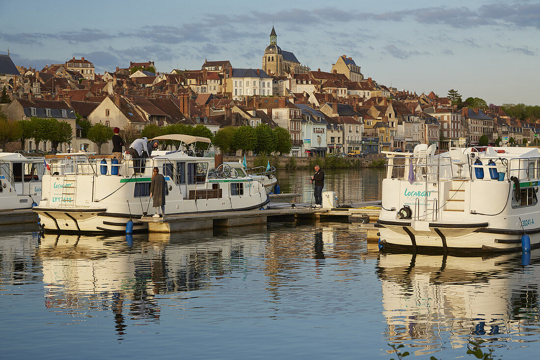 Blick auf die Basisstation von Locaboat und über die Yonne auf Joigny , Dept. Yonne , Region Burgund , Frankreich , Europa