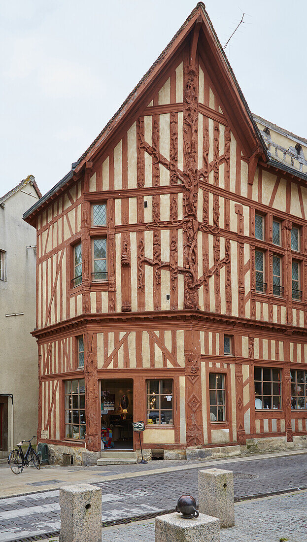 Fachwerkhaus mit Holzschnitzerei in Joigny , Maison de l'Arbre de Jessé 16. Jh. , Dept. Yonne , Region Burgund , Frankreich , Europa