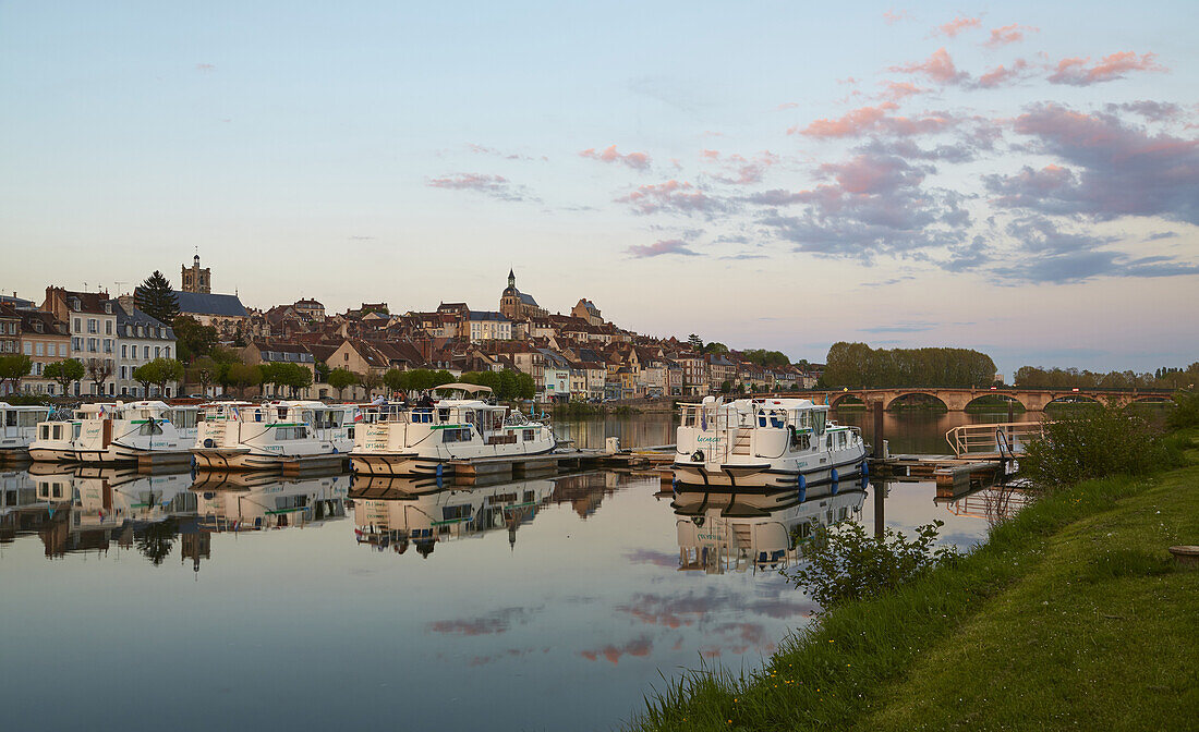 Blick auf die Basisstation von Locaboat und über die Yonne auf Joigny , Dept. Yonne , Region Burgund , Frankreich , Europa