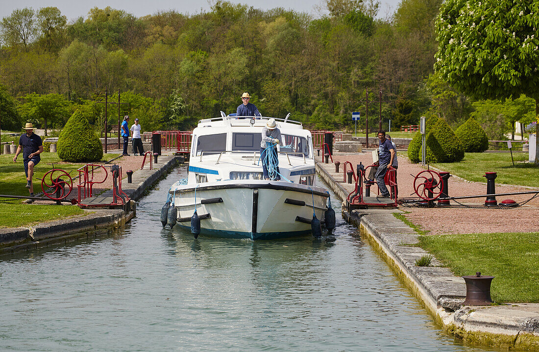 Houseboat in lock no.114-115 Laroche on the Canal de Bourgogne near Migennes , Departement Yonne , Burgundy , France , Europe