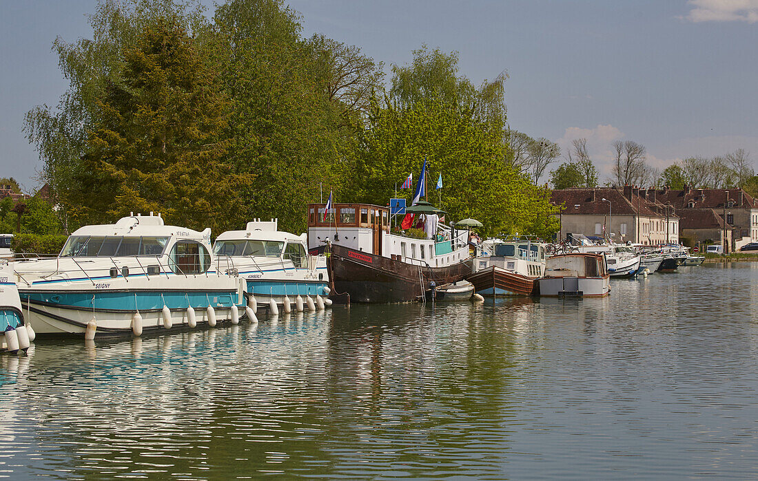 Hausboote auf dem Canal de Bourgogne bei Brienon , Dept. Yonne , Region Burgund , Frankreich , Europa