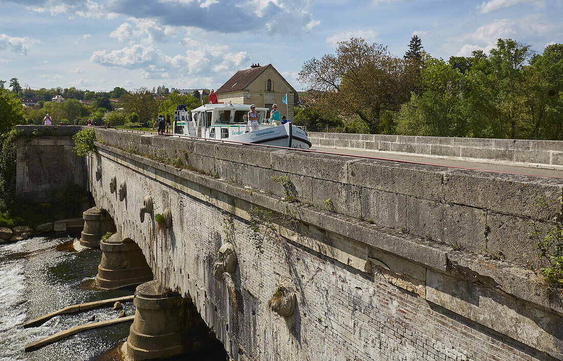 Hausboot auf der Pont-Canal in Saint-Florentin am Canal de Bourgogne , Dept. Yonne , Region Burgund , Frankreich , Europa